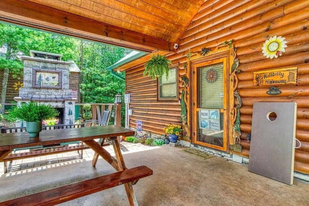 Hillbilly Hideaway 4 Bedroom Cabin