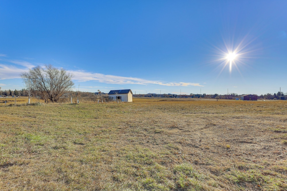 3 Acres of Serenity! Countryside Home in Dickinson