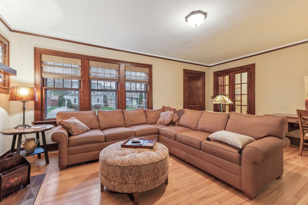 Charming Ann Arbor Retreat Near Dt & Attractions 3 Bedroom Home