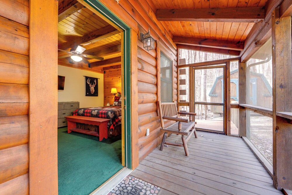 Family Log Cabin w/ Mtn Views, 2 Mi to Tube World!
