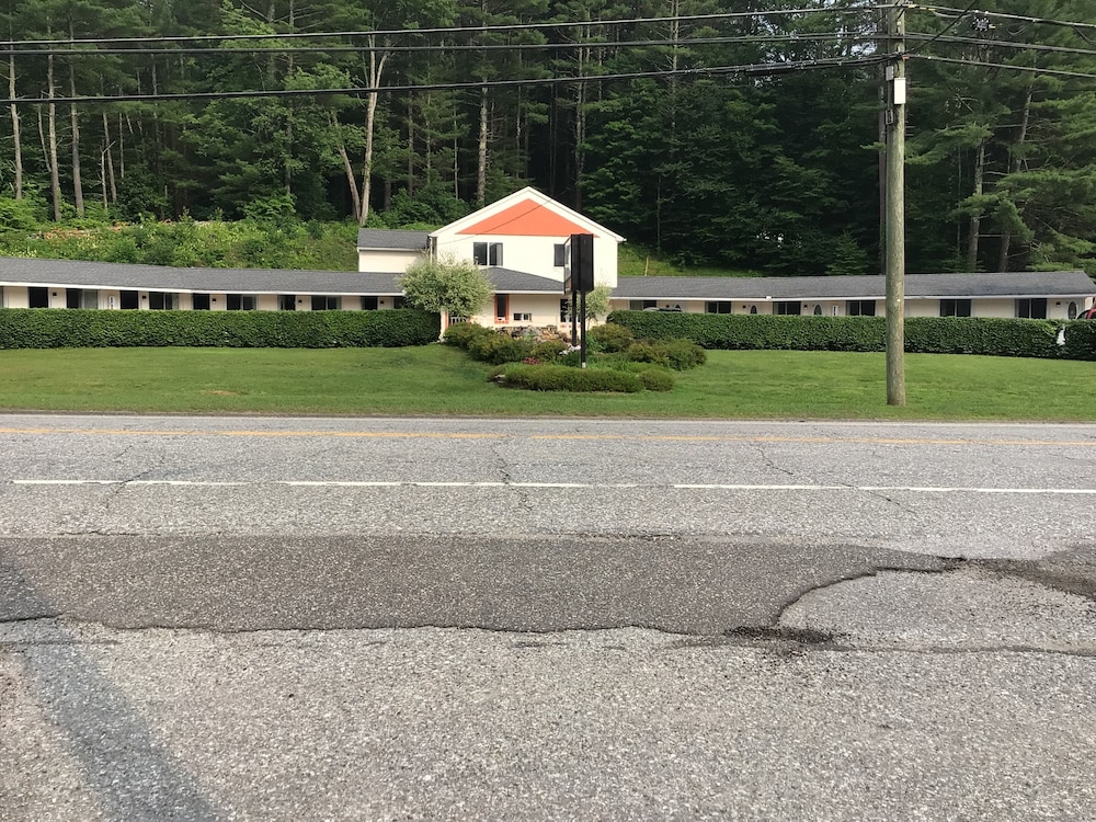 Hitching Post Country Motel view 3
