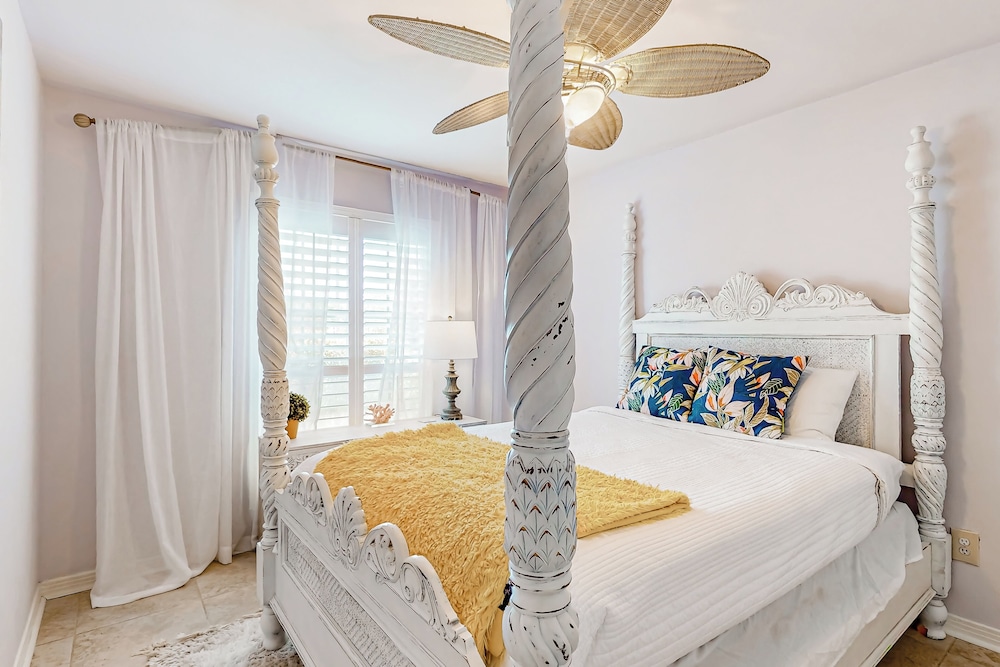 3BR Next to Park w/ Large Yard, AC & W & D