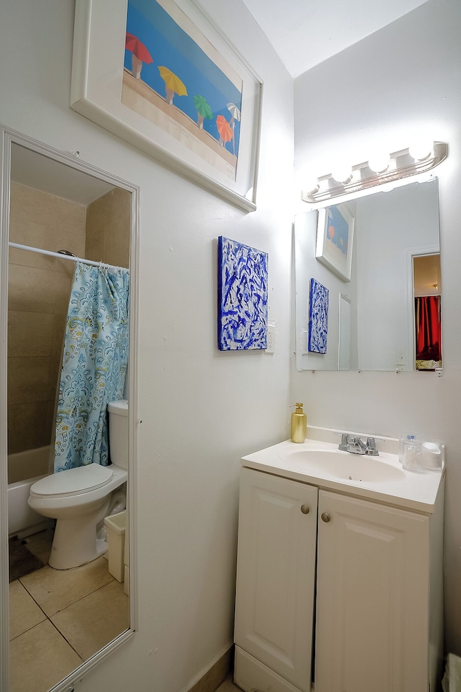 Miami Vacation Home 4 bedroom Parking.