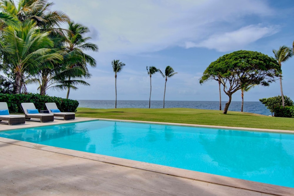 Breathtaking Ocean-view Home w Pool Modern Design