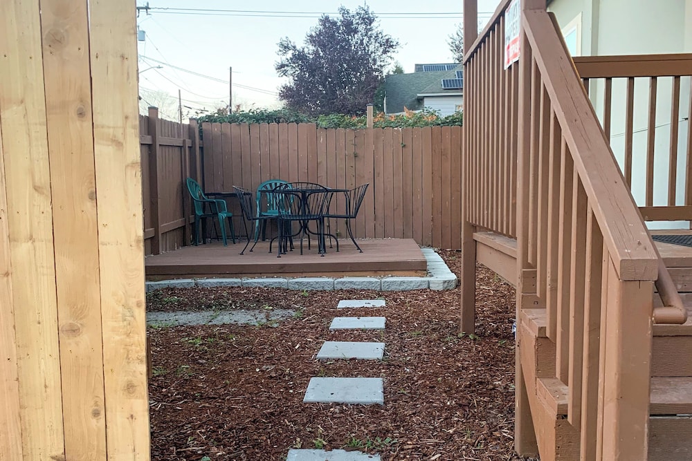 2 Mi to Lumen Field! 2nd-floor Apartment w/ Deck
