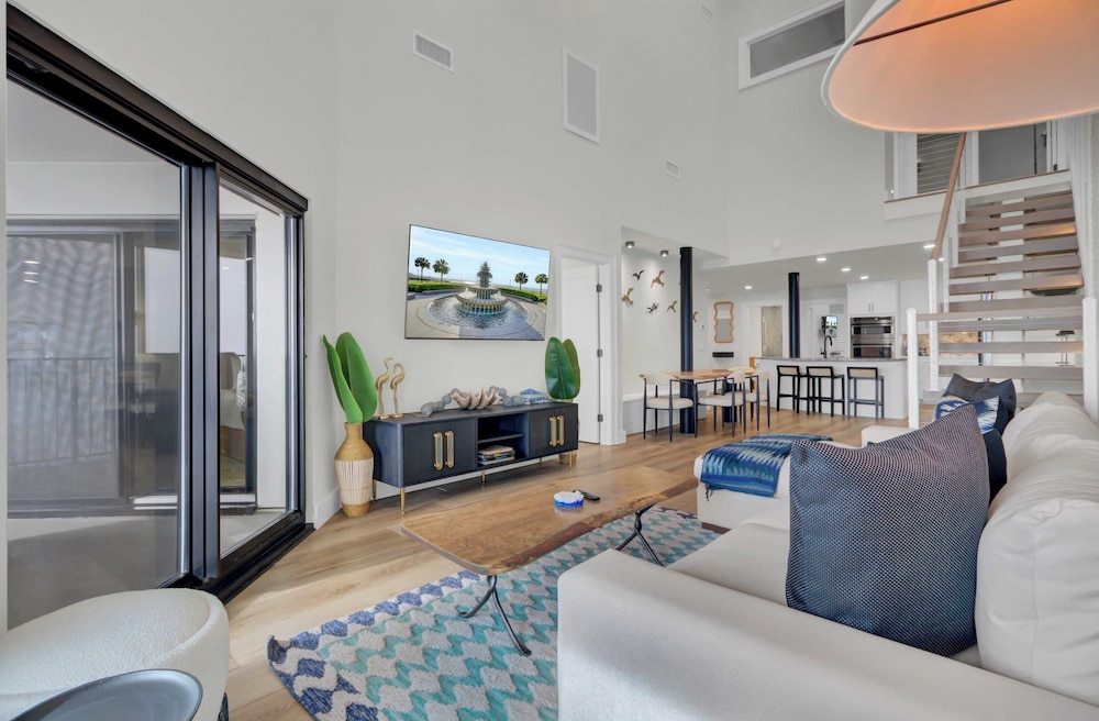 516 Seascape Oceanfront Condo With Pool Access in Wild Dunes