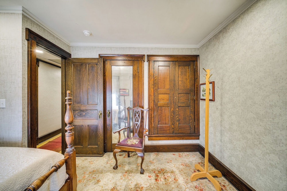 2 Mi to Lake Erie: Spacious Retreat Near Cafes!