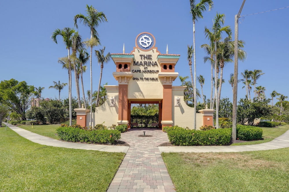 Walk to Marina + Restaurants: Cape Coral Escape!