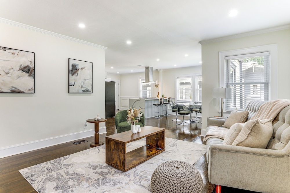 4 Mi to Aquarium & Arenas: Modern Atlanta Home