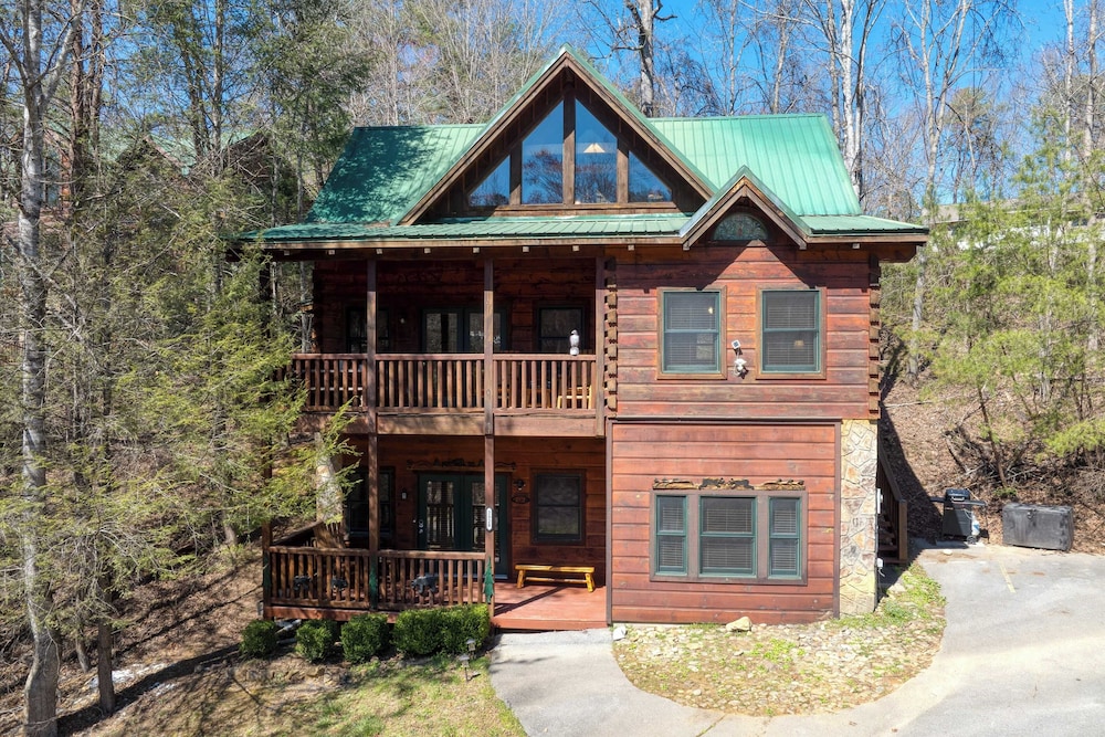 Hottub, Game Room, Forest Views, Near Gatlinburg Four Bears Lodge by Avantstay