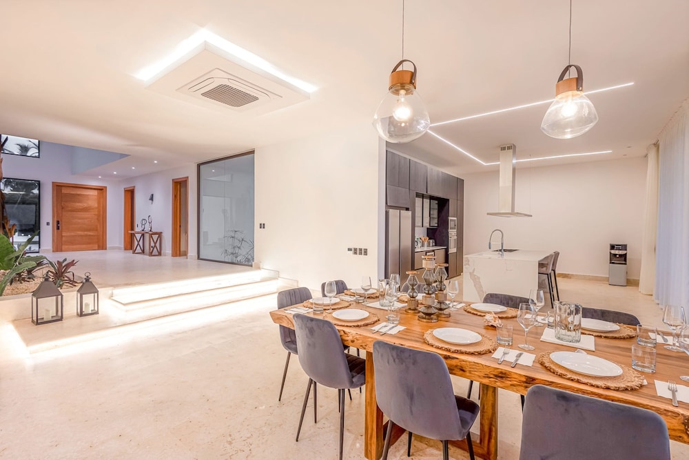 6BR Oceanfront Bliss With Private Chef and Pool