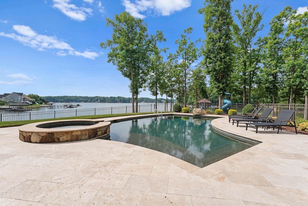 Paradise Pointe by Avantstay Lakefront Views Playset