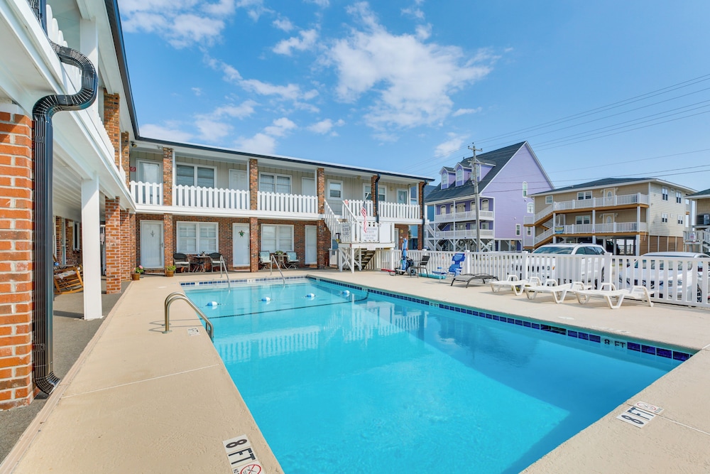 Walk to North Myrtle Beach: Studio w/ Pool Access!