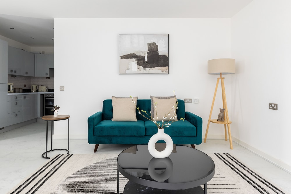 Luminous 2 Bed Balcony Flat in Islington