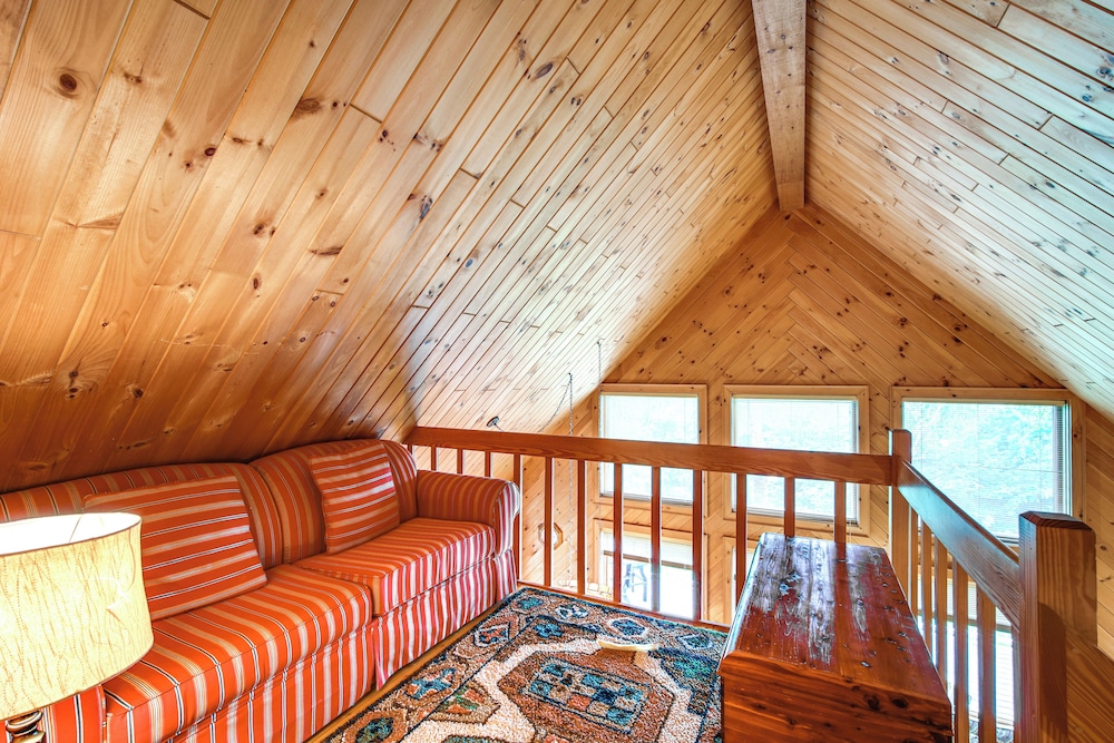 8 Mi to Okemo Mountain Resort: Mtn-view Retreat!
