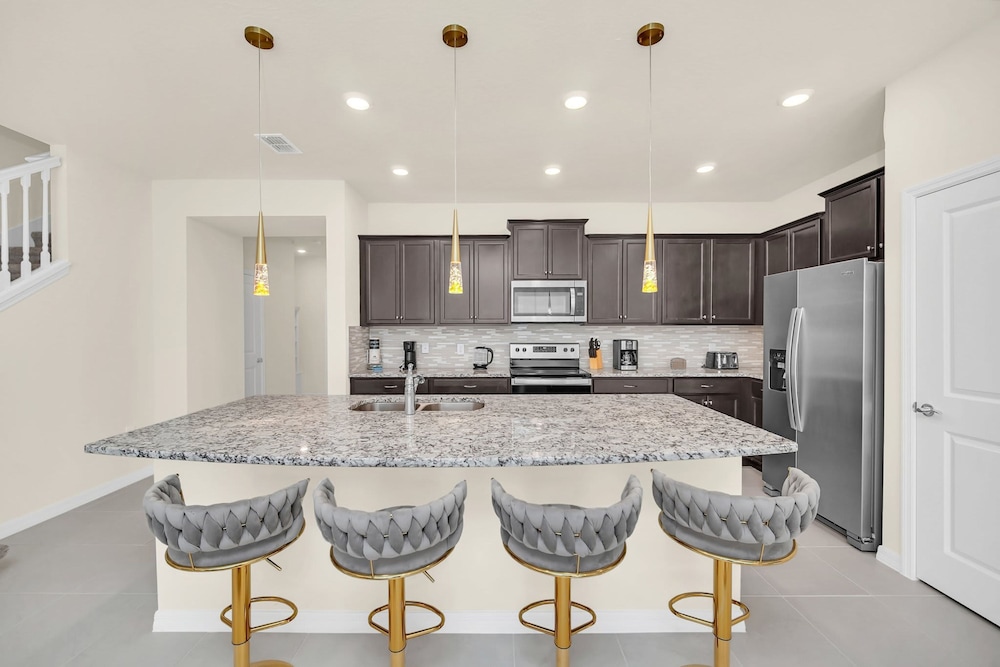 Stylish 5BR Home With Mickey Cars Rooms