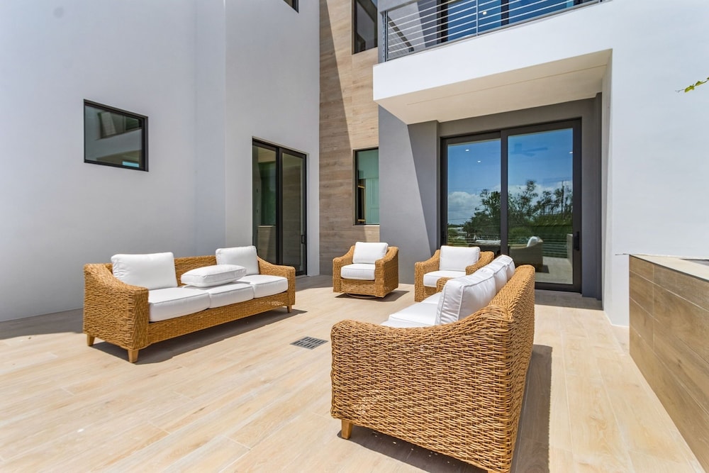793 Shoreline Estate: 6bd/6br, Luxurious Pool Home On The Water! 6 Bedroom Home