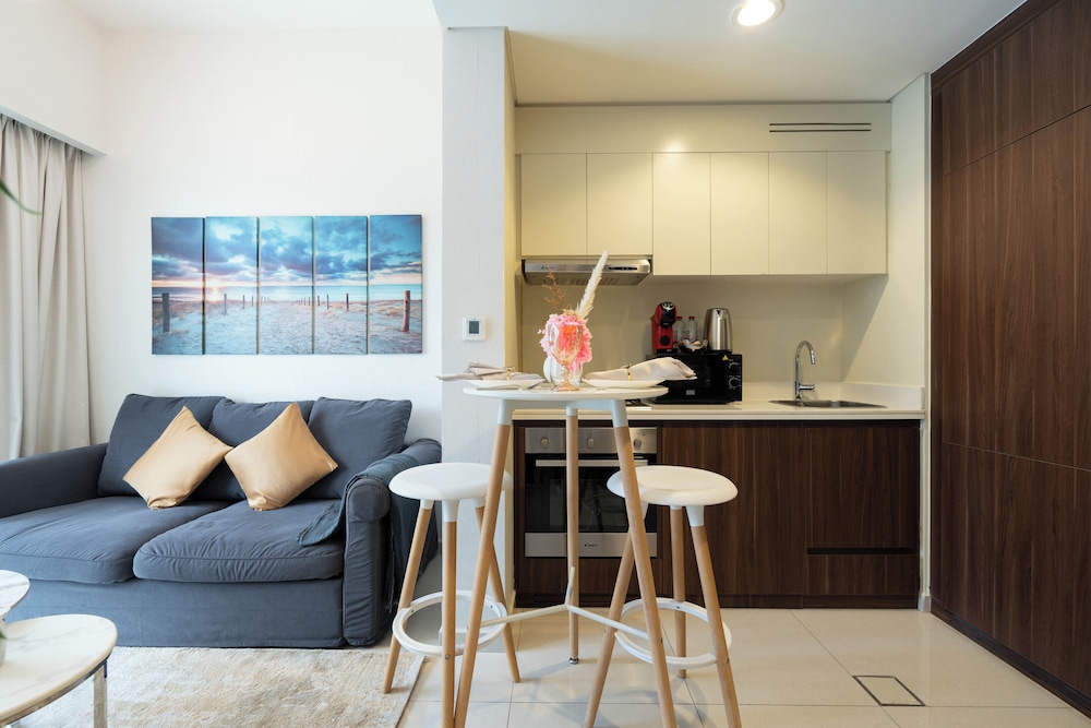 KeyRock - Premium Reva Stay with Pool