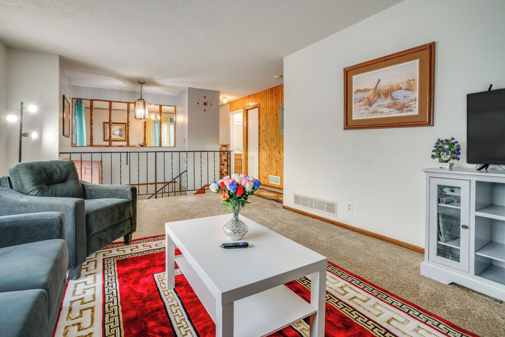 2 Mi to Dtwn St Paul: Home w/ Private Deck & Yard!