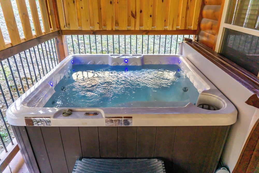 2 BR Pigeon Forge Home w/ Porch & Hot Tub