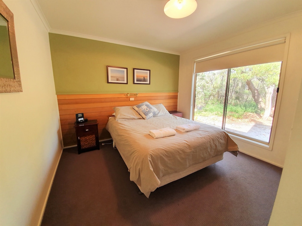 Waterfront Retreat At Wattle Point
