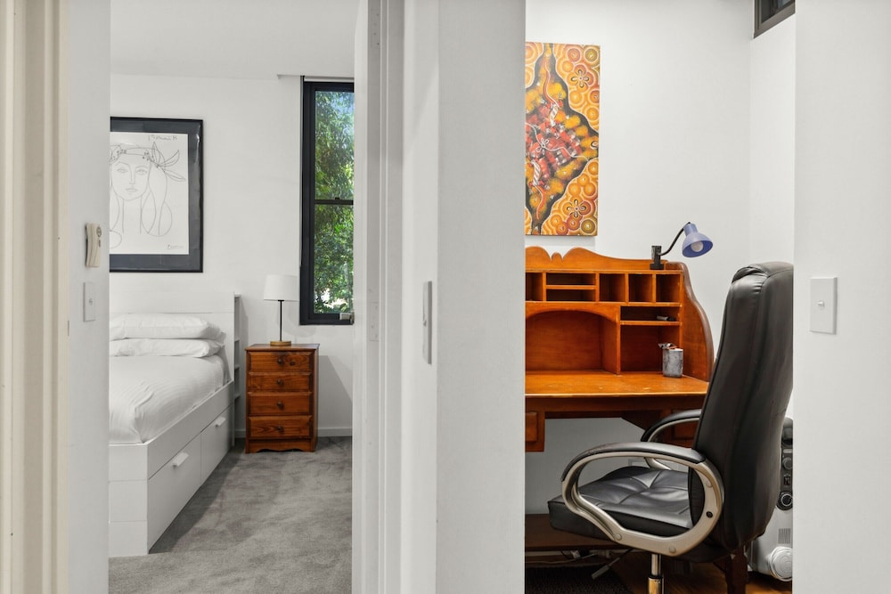 Spacious 2-bed Retreat With BBQ & Courtyard