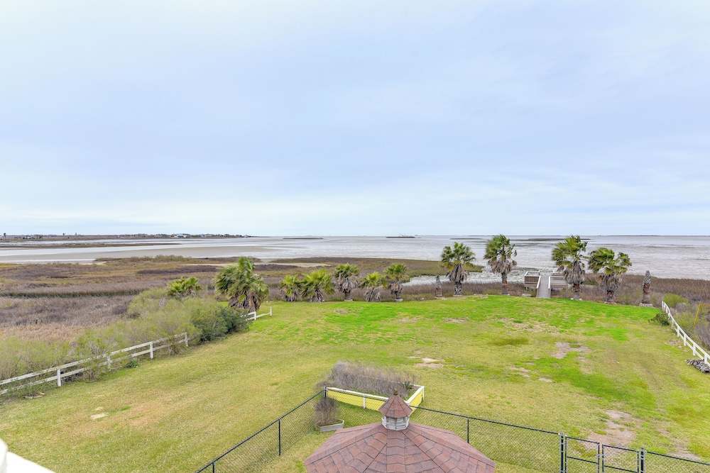 Walk to Beach: Bayfront Gilchrist Getaway!