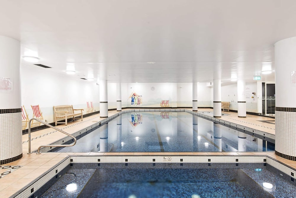 Poolside 2-bed Haven, Walk to City Centre