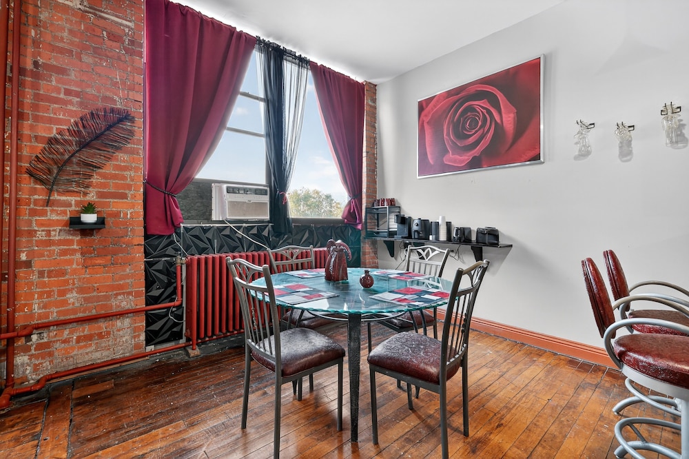 Beautiful 'rose Themed' Loft Near Downtown Detroit 1 Bedroom Apts