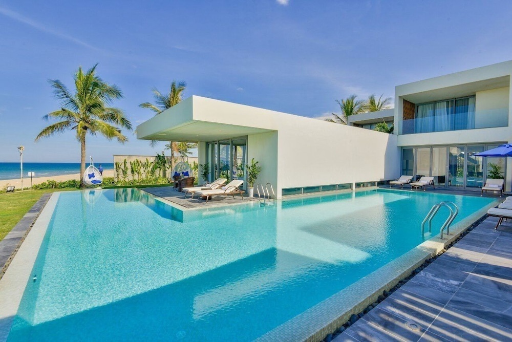 Luxury Yacht Villa