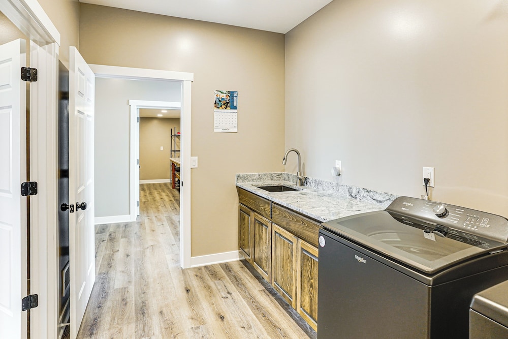 2 Mi to Lewis and Clark Lake: Spacious Getaway