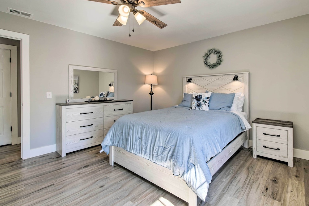Chic Townhome ~ 6 Mi to Talking Rocks Cavern! view 4