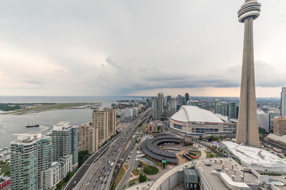 Sky Home with Stunning View of Toronto and Lake Ontario photo 3