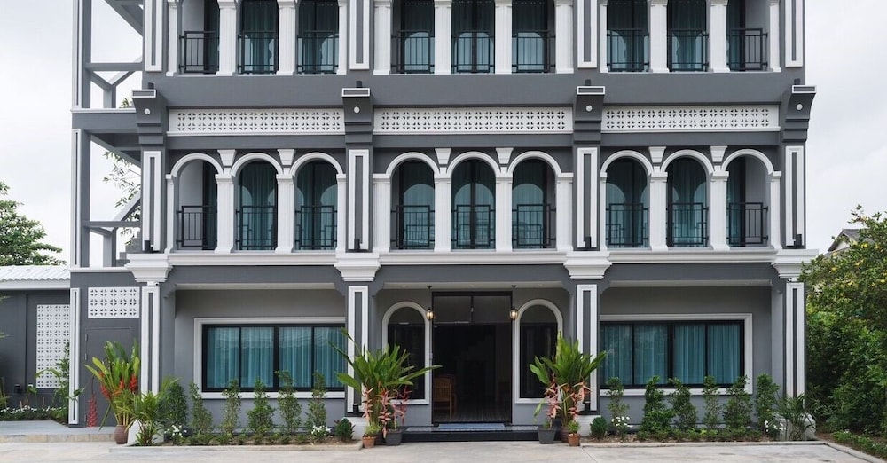 Hotel The Besavana Phuket - Image 1