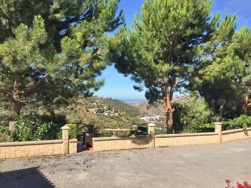 Luxury Villa in Sayalonga With Private Pool
