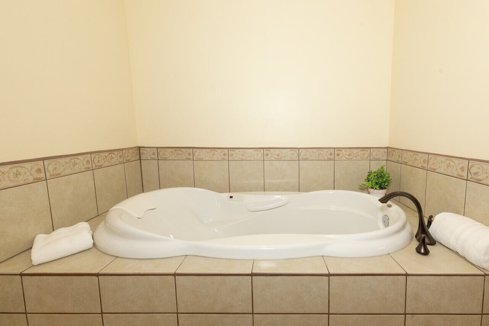 Hinton Vacations - LUXURIOUS 5-Br Acreage  Year-Round Heated Pool  HotTub  Mtn View  Pool Table - Property Image 4