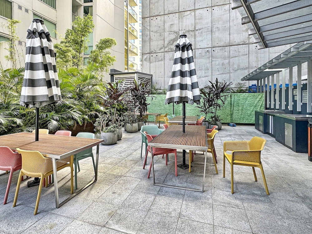 High-rise 2-bed Apartment With Gym, BBQ & Pool