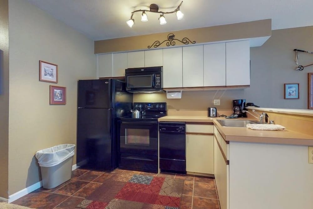 Wildwood Lodge Downtown Condos with Hot Tub