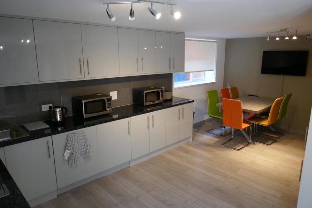 Immaculate 12-bed House Good Amenities in Wigan view 5