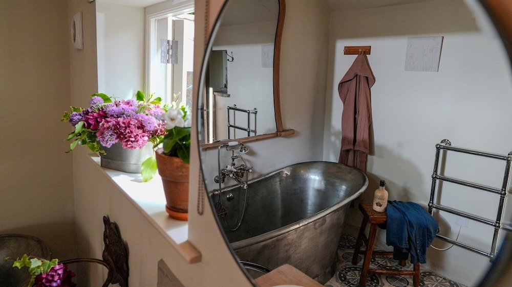 Host Stay Tin Bath