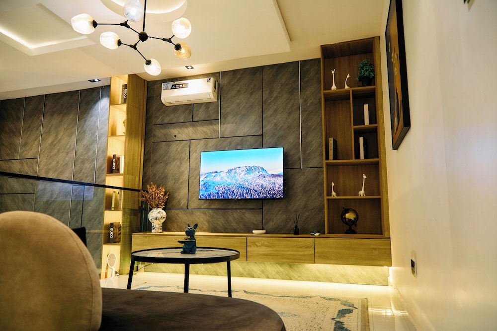 Mo's Place by Zuno Homes
