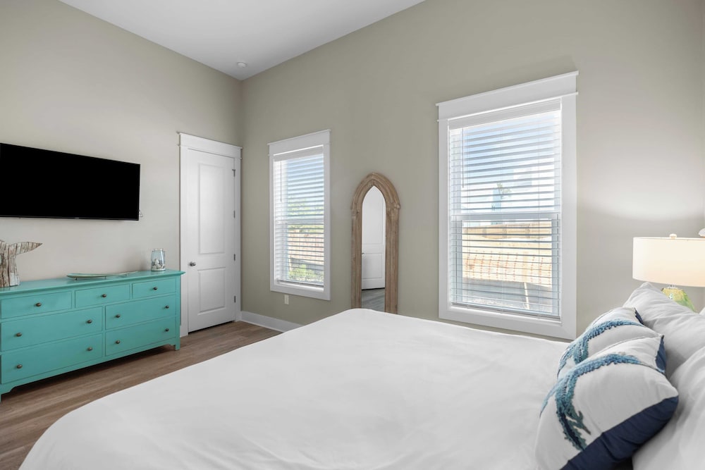 Mins to Beach Access + Pet-friendly + Golf Cart 30A White Sands by Avantstay