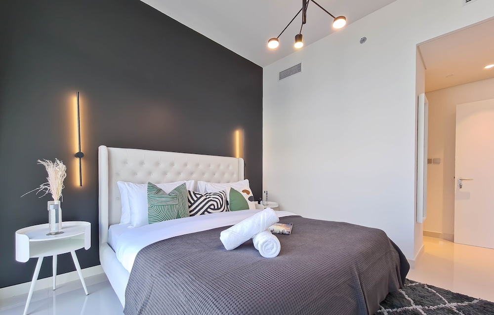 Stylish 2BR in Emaar Beach Front w/ Private Beach