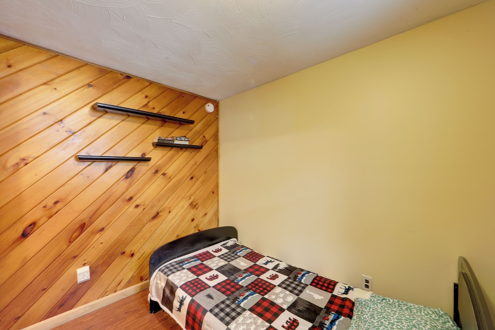 Fall Festival Retreat: Cabin w/ Deck & Yard!