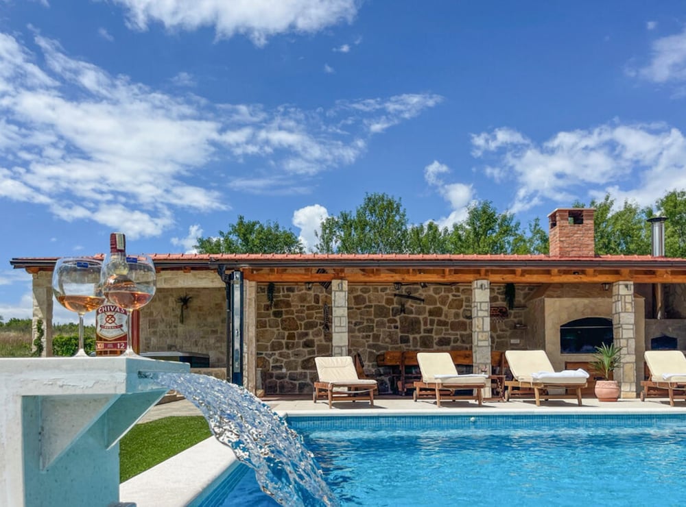 Villa Maria With Outdoor Pool
