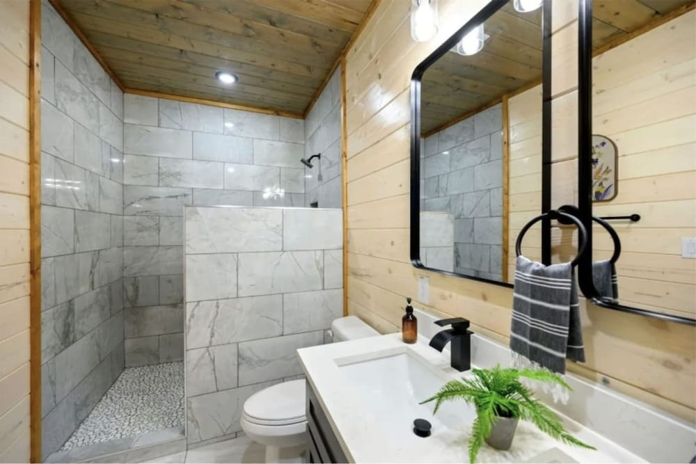 Whispering Winds Luxury Cabin in Hochatown