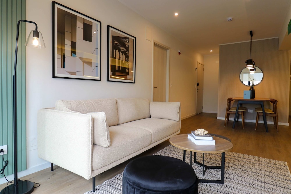 w Elegant 2BR w Balcony Near Larcomar