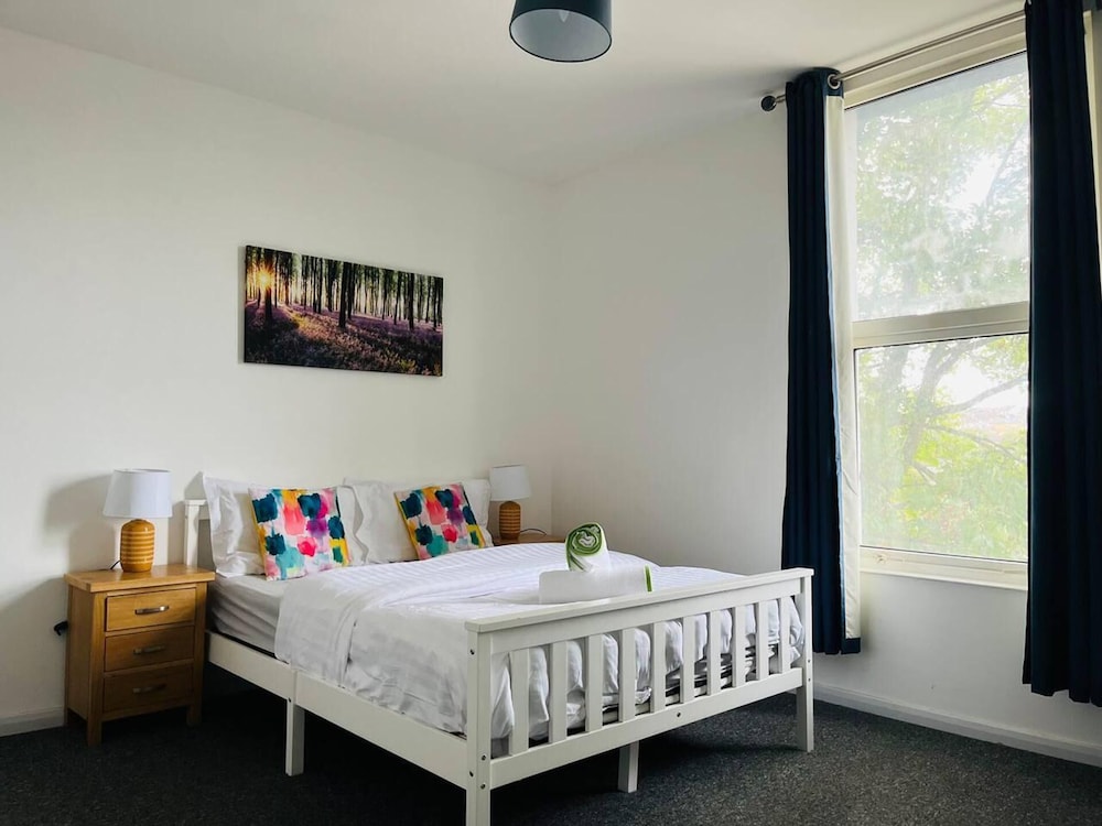 Stunning 2-bed House in Chatham view 2