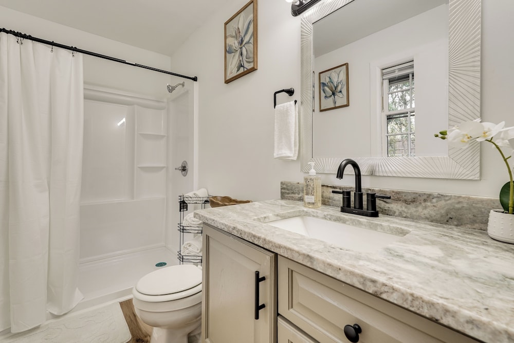 Group Getaway w/ Fenced Yard & Pool Table in Wrens
