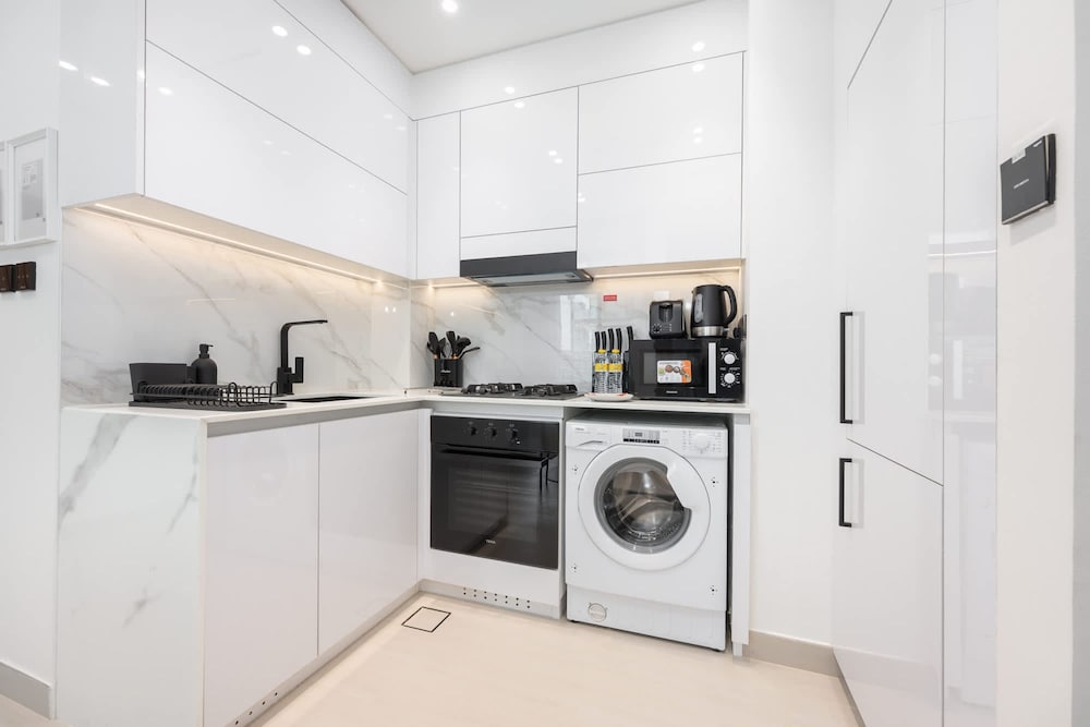 Gorgeous 1 Bedroom in Binghatti House and Sleeps 4